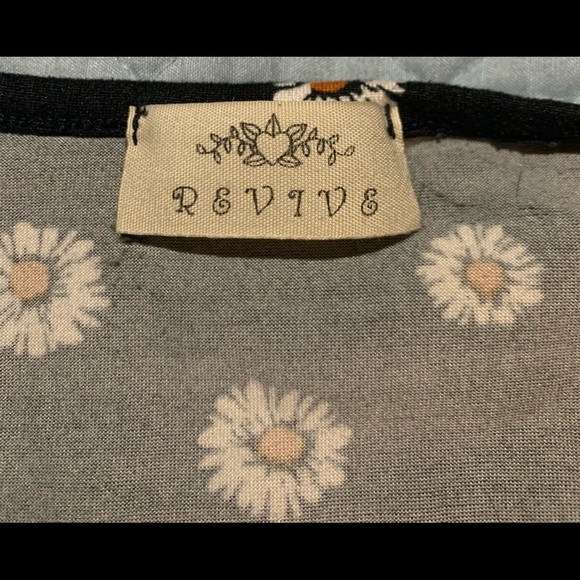 Revive XL black daisy shirt - Picture 3 of 5